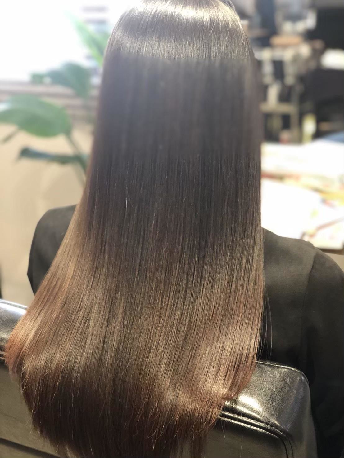 艶のあるロングヘアの後ろ姿