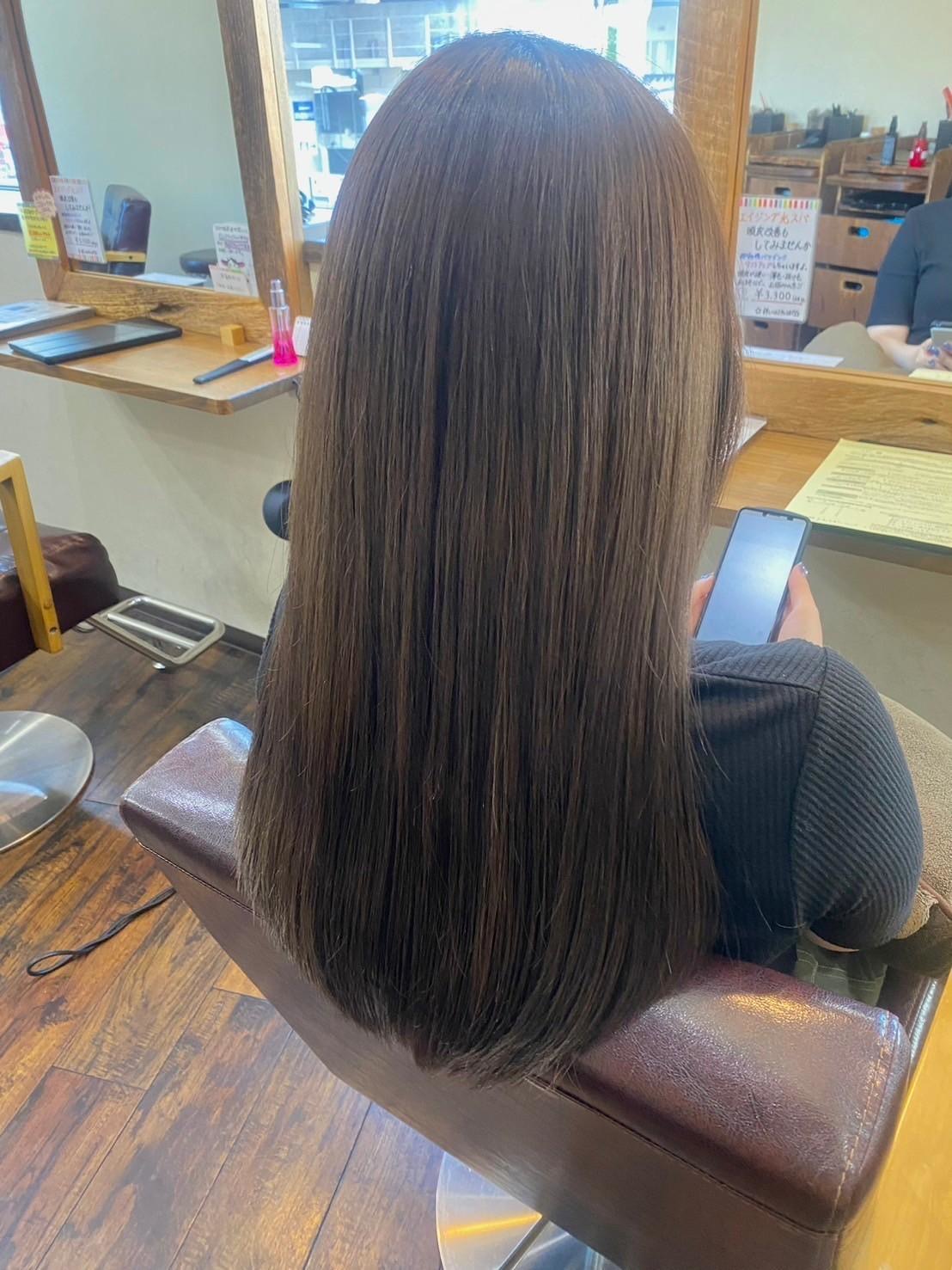 ストレートロングヘアの後ろ姿