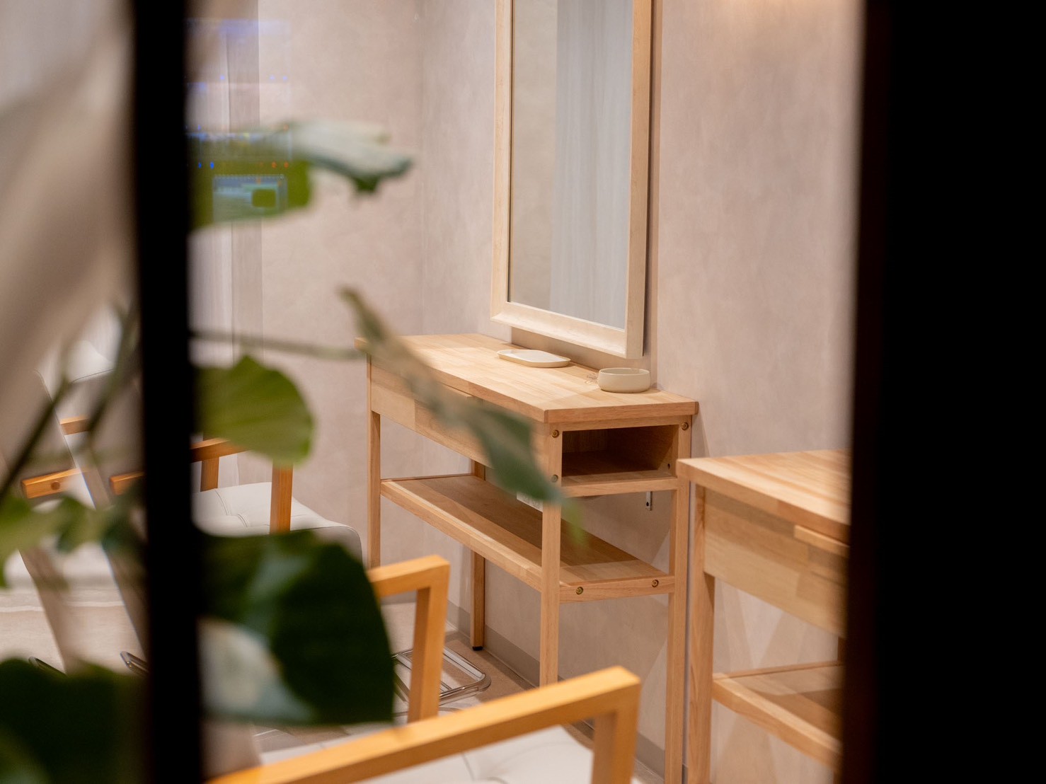 植物越しに見えるTREATのセット面