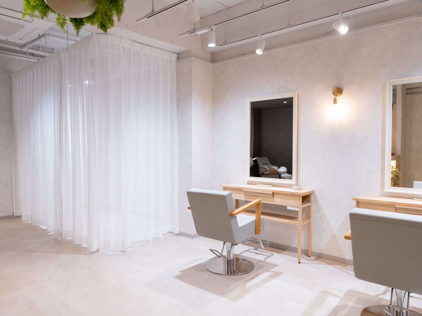 自然光が入り、木の温かみを感じるTREATの店内